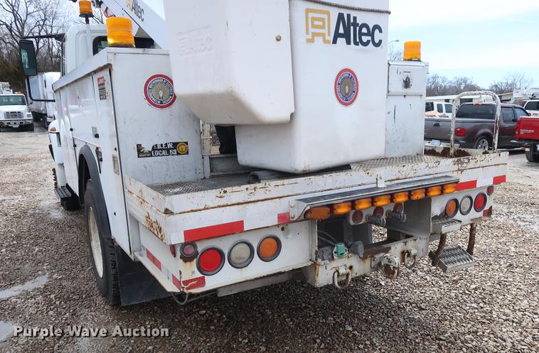 image for item EL9265 2005 International 4200 bucket truck