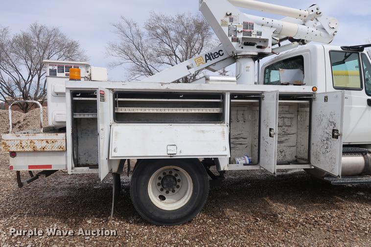 image for item EL9265 2005 International 4200 bucket truck
