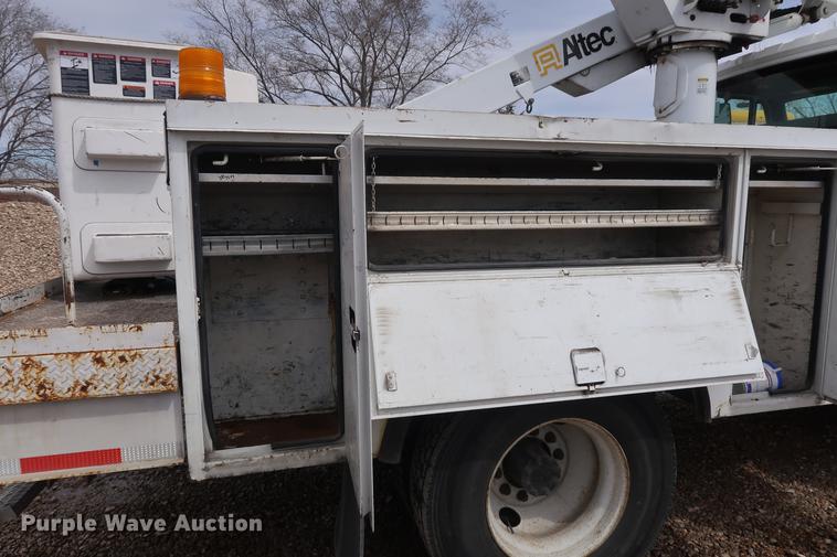 image for item EL9265 2005 International 4200 bucket truck