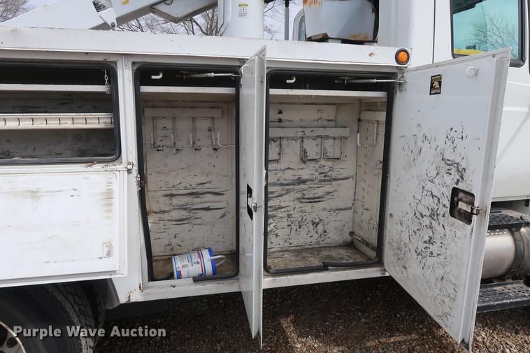 image for item EL9265 2005 International 4200 bucket truck