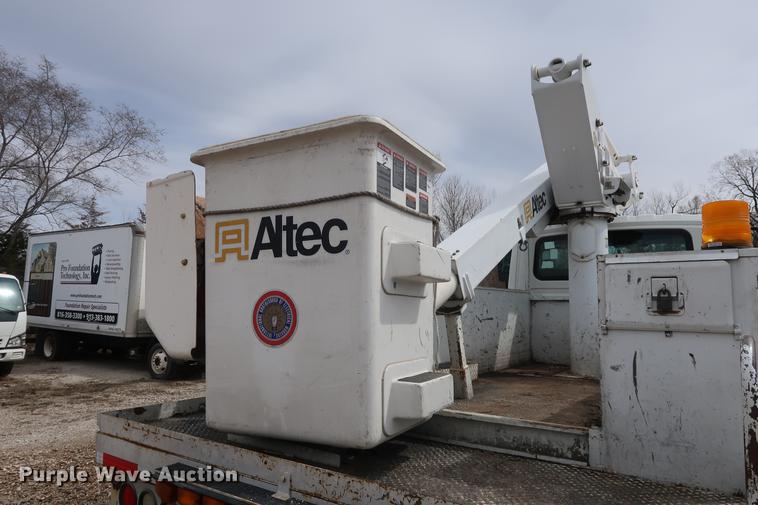 image for item EL9265 2005 International 4200 bucket truck