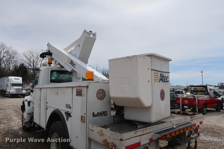 image for item EL9265 2005 International 4200 bucket truck