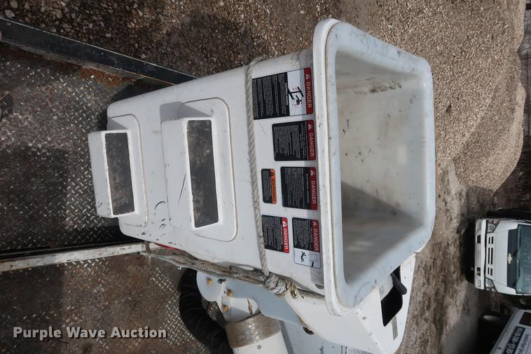 image for item EL9265 2005 International 4200 bucket truck