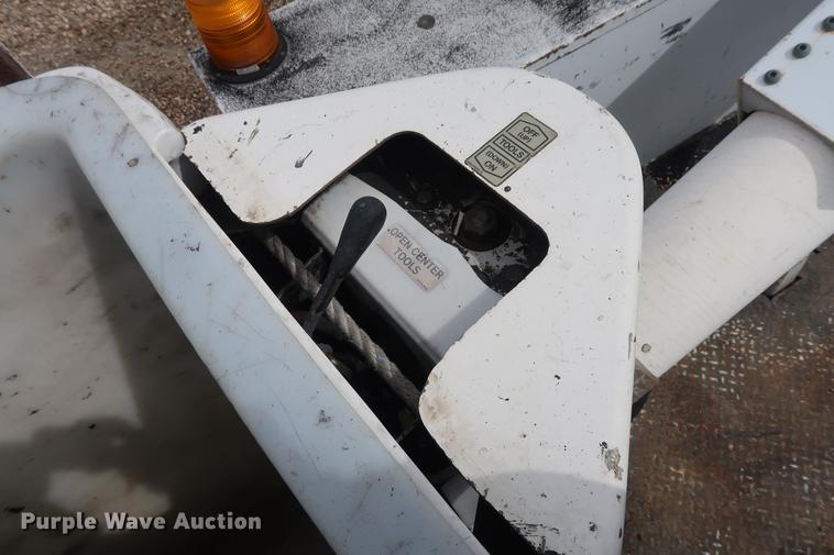 image for item EL9265 2005 International 4200 bucket truck