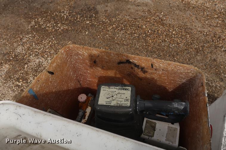 image for item EL9265 2005 International 4200 bucket truck