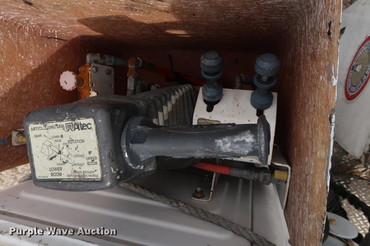 image for item EL9265 2005 International 4200 bucket truck