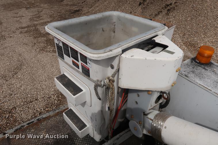 image for item EL9265 2005 International 4200 bucket truck