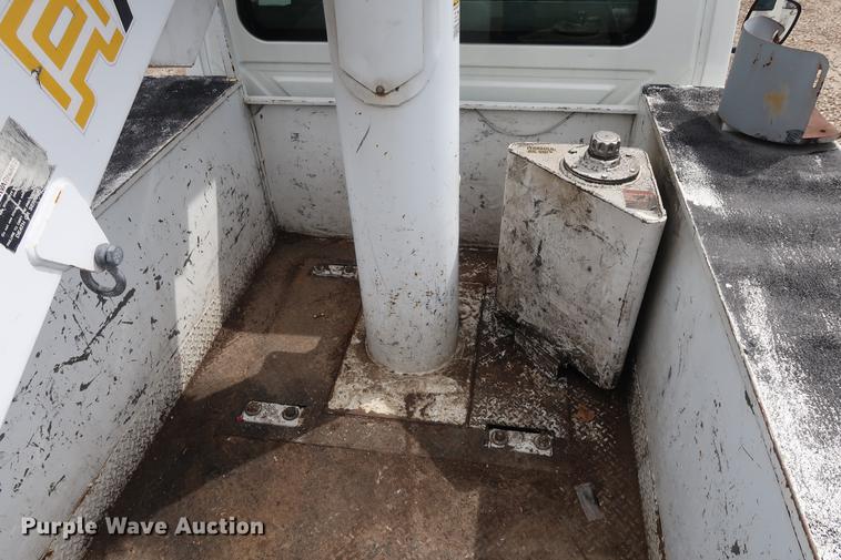 image for item EL9265 2005 International 4200 bucket truck