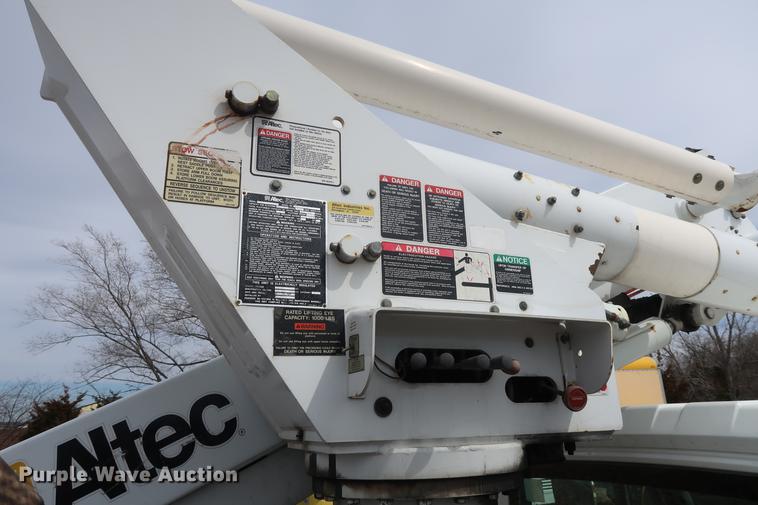 image for item EL9265 2005 International 4200 bucket truck