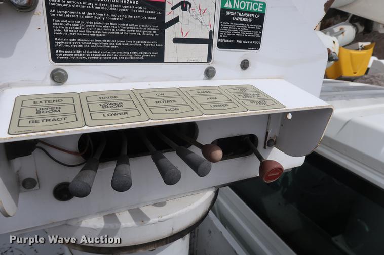 image for item EL9265 2005 International 4200 bucket truck