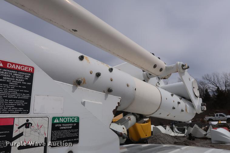 image for item EL9265 2005 International 4200 bucket truck