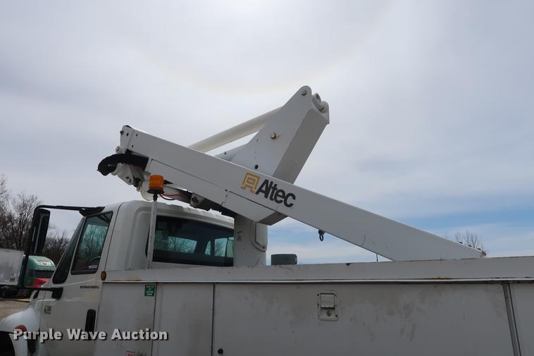 image for item EL9265 2005 International 4200 bucket truck