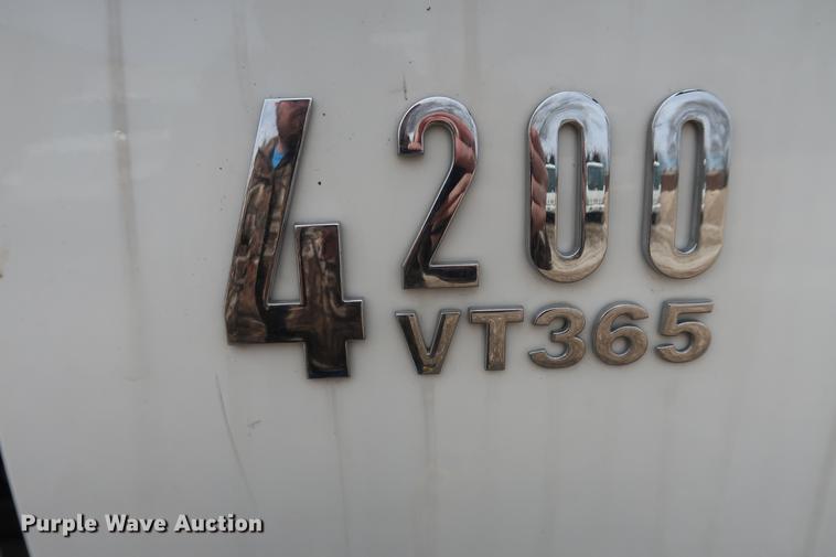 image for item EL9265 2005 International 4200 bucket truck