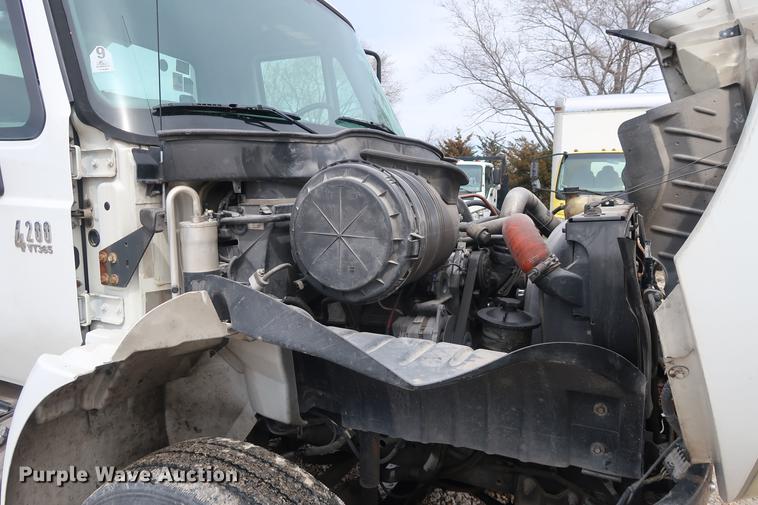 image for item EL9265 2005 International 4200 bucket truck
