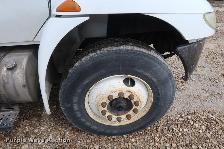 image for item EL9265 2005 International 4200 bucket truck