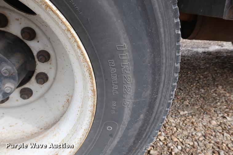 image for item EL9265 2005 International 4200 bucket truck