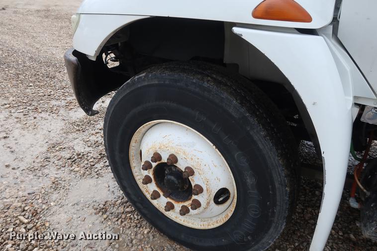 image for item EL9265 2005 International 4200 bucket truck