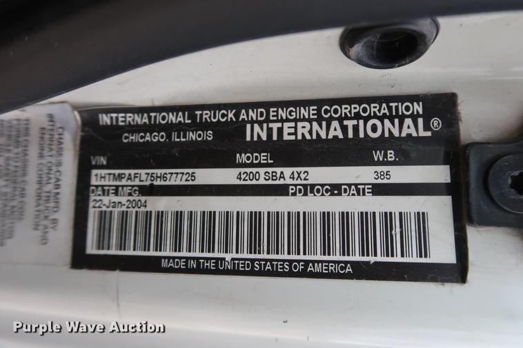 image for item EL9265 2005 International 4200 bucket truck