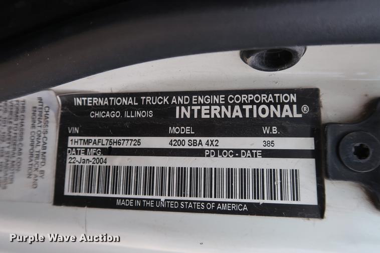 image for item EL9265 2005 International 4200 bucket truck