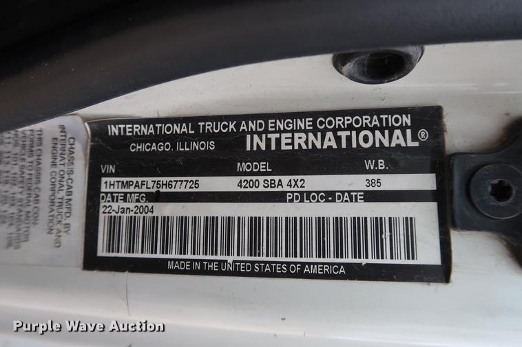 image for item EL9265 2005 International 4200 bucket truck