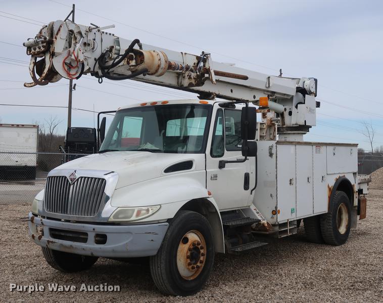 image for item EL9267 2005 International DuraStar 4300 digger derrick truck