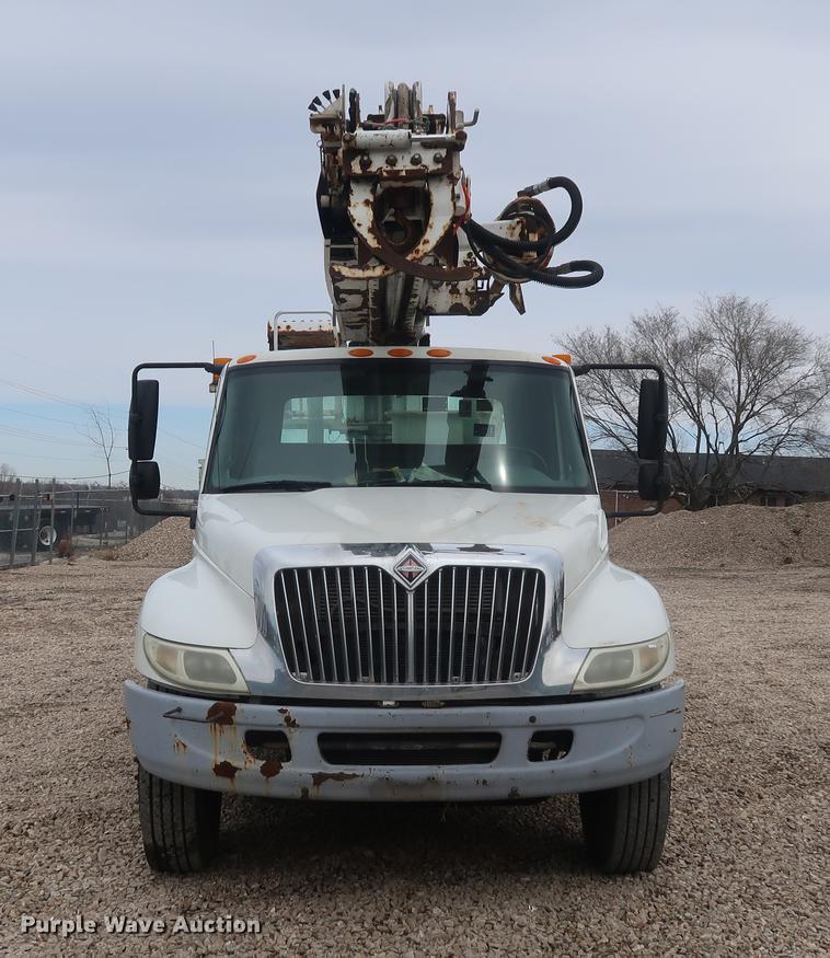 image for item EL9267 2005 International DuraStar 4300 digger derrick truck