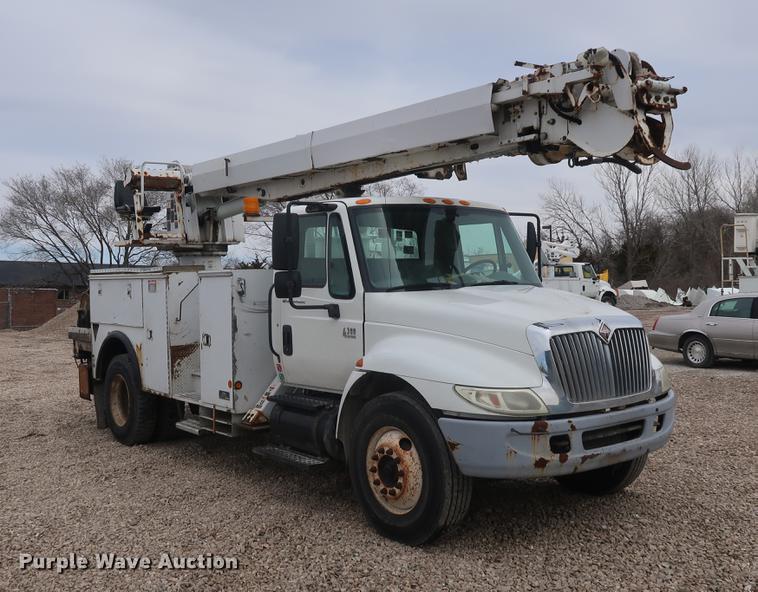 image for item EL9267 2005 International DuraStar 4300 digger derrick truck