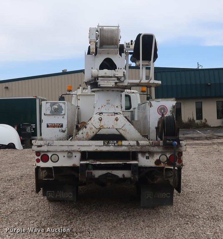 image for item EL9267 2005 International DuraStar 4300 digger derrick truck