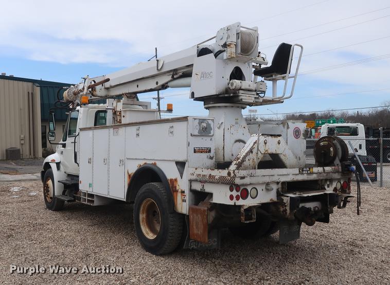 image for item EL9267 2005 International DuraStar 4300 digger derrick truck