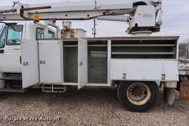 image for item EL9267 2005 International DuraStar 4300 digger derrick truck