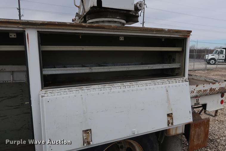 image for item EL9267 2005 International DuraStar 4300 digger derrick truck