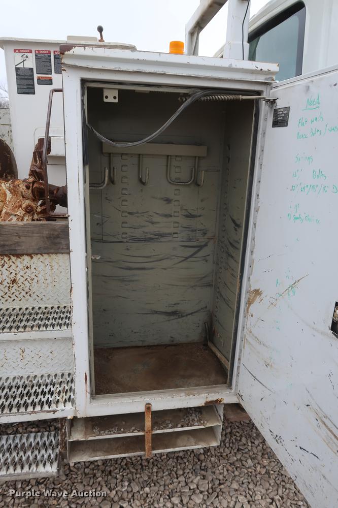 image for item EL9267 2005 International DuraStar 4300 digger derrick truck