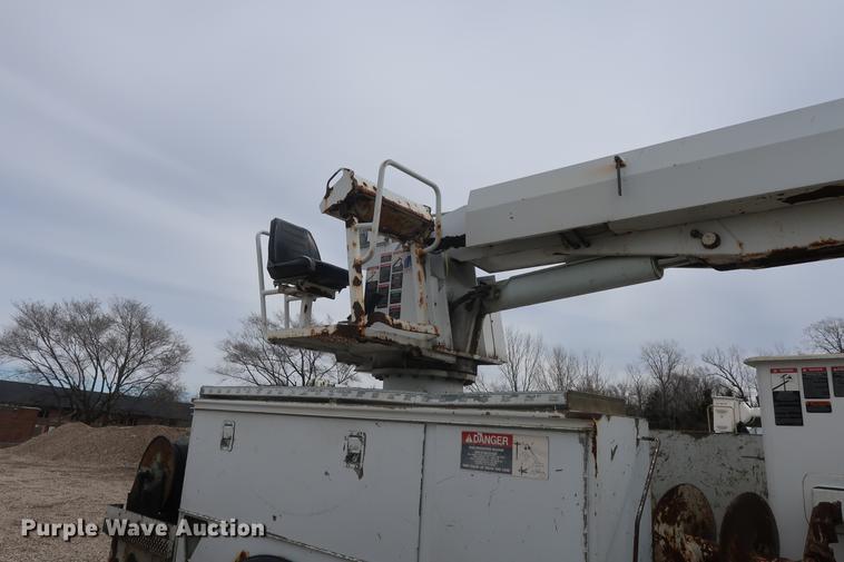 image for item EL9267 2005 International DuraStar 4300 digger derrick truck