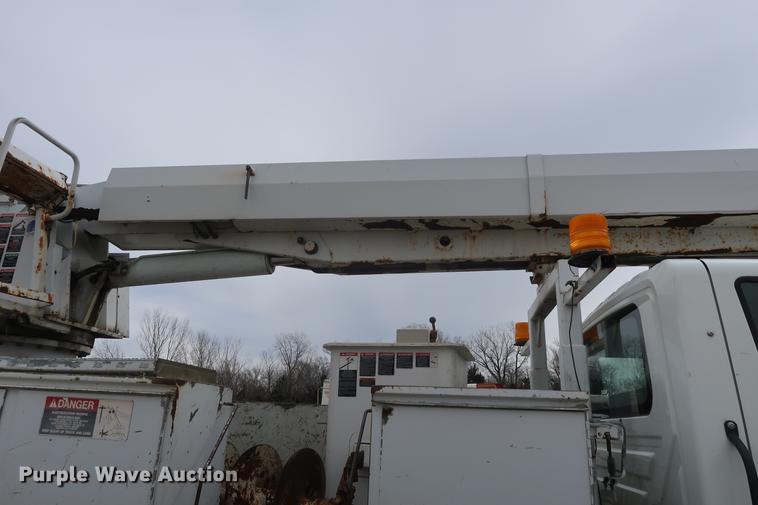 image for item EL9267 2005 International DuraStar 4300 digger derrick truck