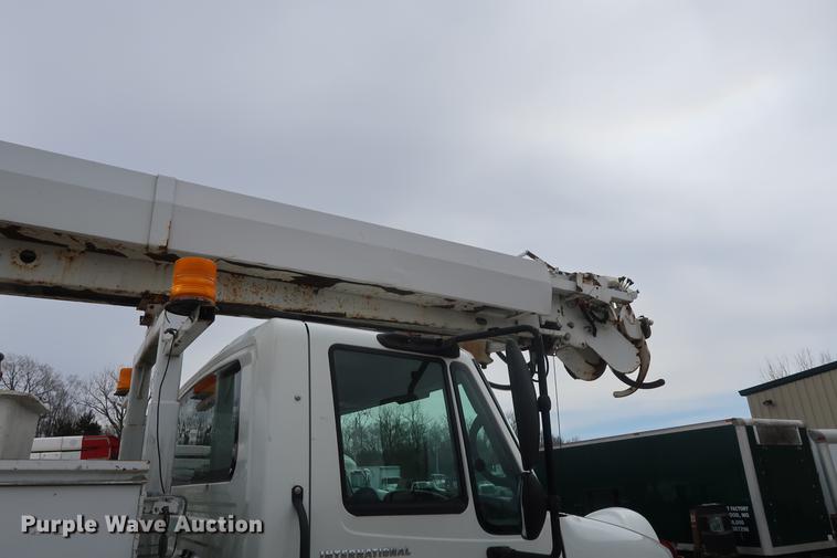 image for item EL9267 2005 International DuraStar 4300 digger derrick truck