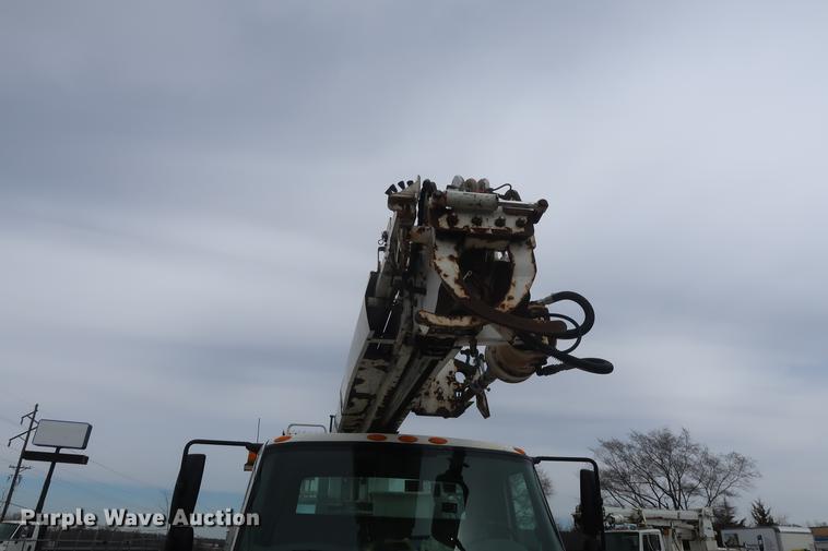 image for item EL9267 2005 International DuraStar 4300 digger derrick truck