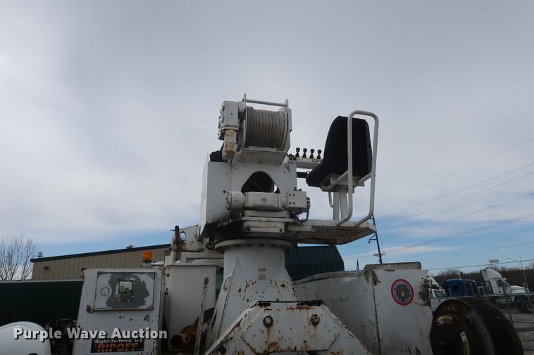 image for item EL9267 2005 International DuraStar 4300 digger derrick truck