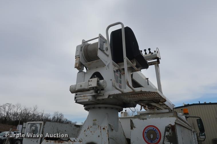 image for item EL9267 2005 International DuraStar 4300 digger derrick truck