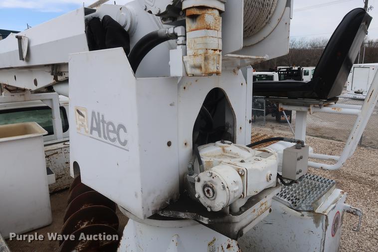 image for item EL9267 2005 International DuraStar 4300 digger derrick truck