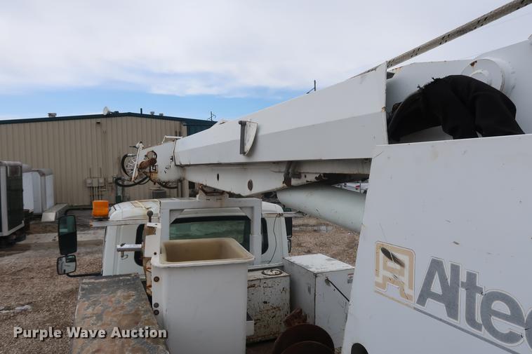 image for item EL9267 2005 International DuraStar 4300 digger derrick truck