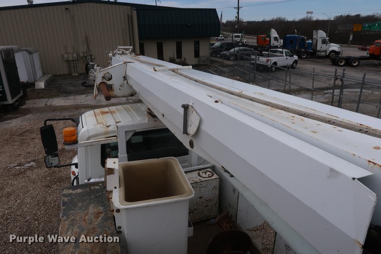 image for item EL9267 2005 International DuraStar 4300 digger derrick truck