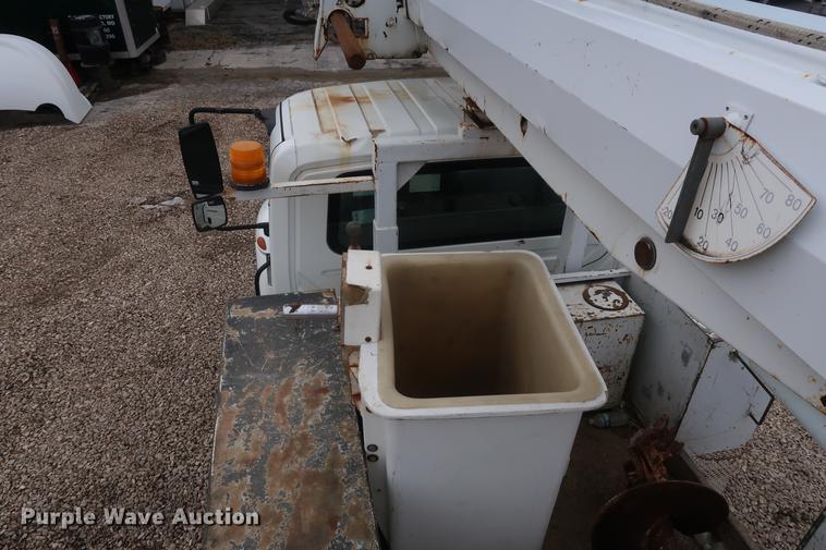 image for item EL9267 2005 International DuraStar 4300 digger derrick truck