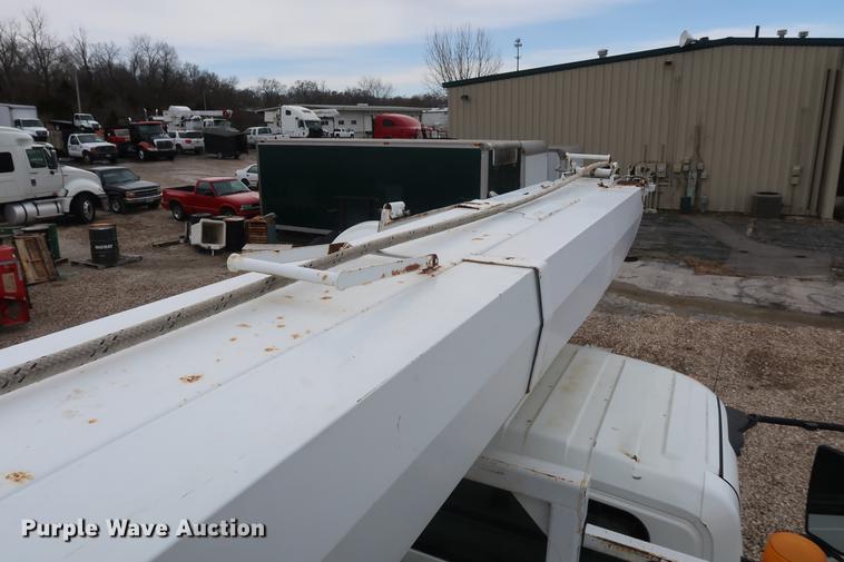 image for item EL9267 2005 International DuraStar 4300 digger derrick truck