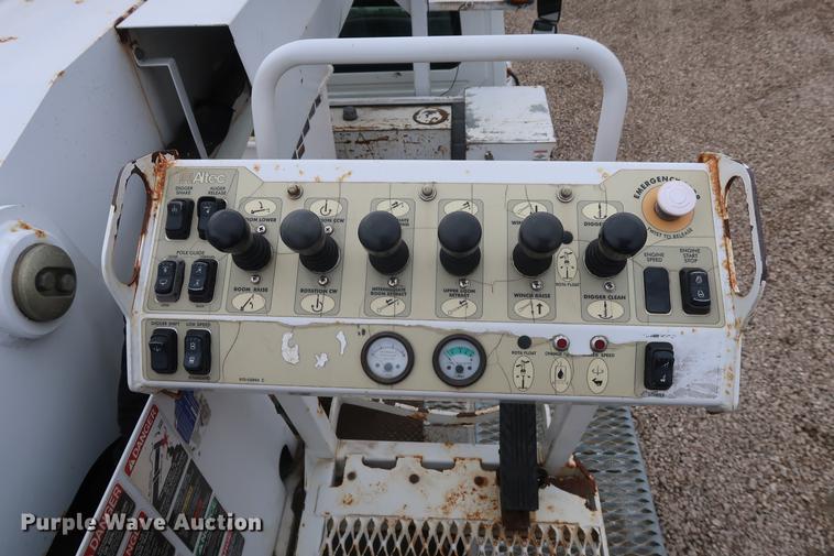 image for item EL9267 2005 International DuraStar 4300 digger derrick truck