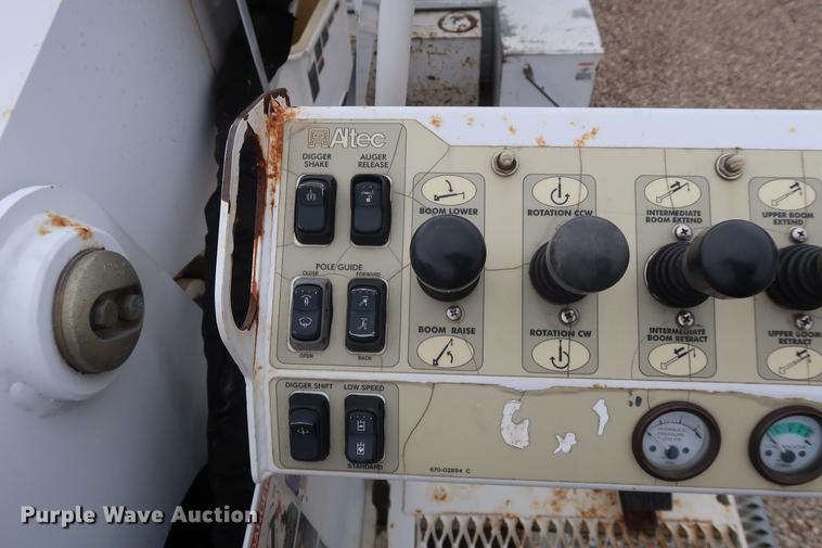 image for item EL9267 2005 International DuraStar 4300 digger derrick truck