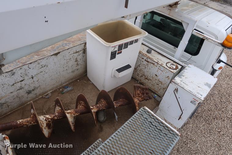 image for item EL9267 2005 International DuraStar 4300 digger derrick truck