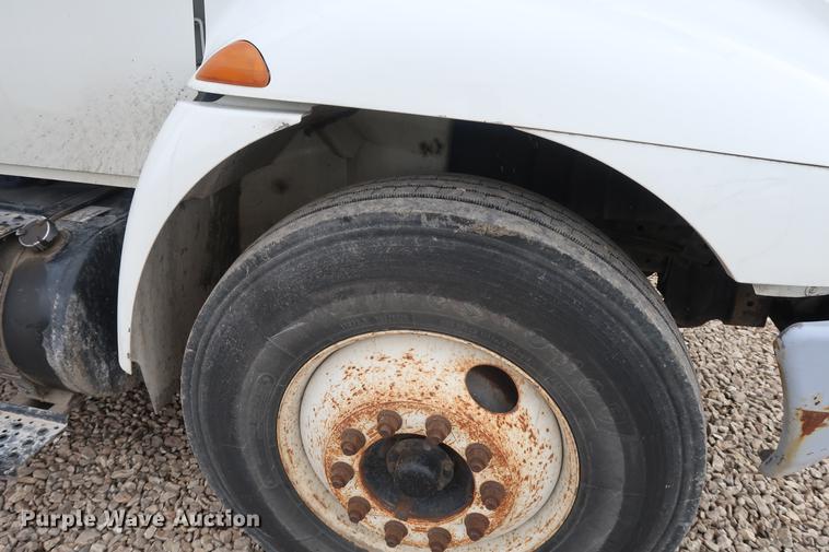 image for item EL9267 2005 International DuraStar 4300 digger derrick truck