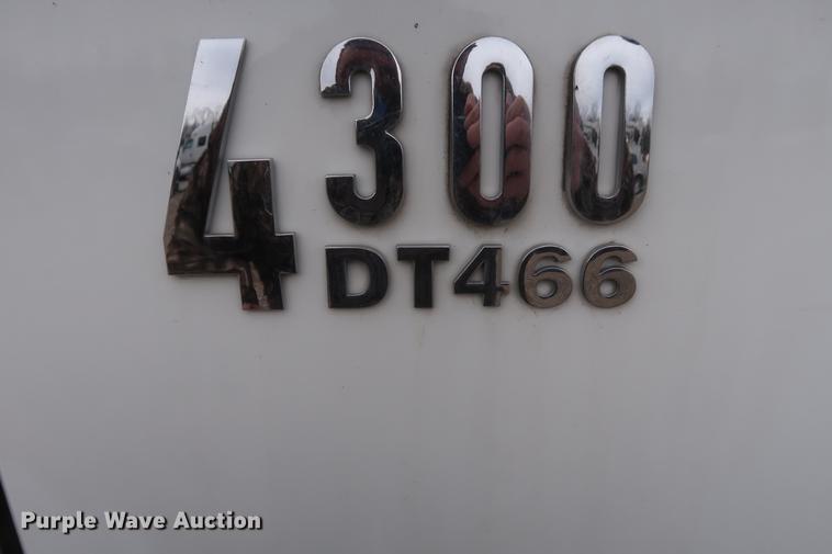 image for item EL9267 2005 International DuraStar 4300 digger derrick truck