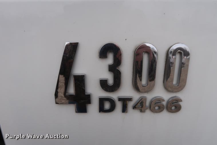 image for item EL9267 2005 International DuraStar 4300 digger derrick truck