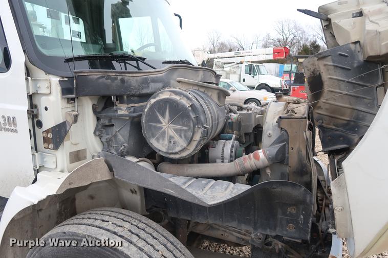 image for item EL9267 2005 International DuraStar 4300 digger derrick truck